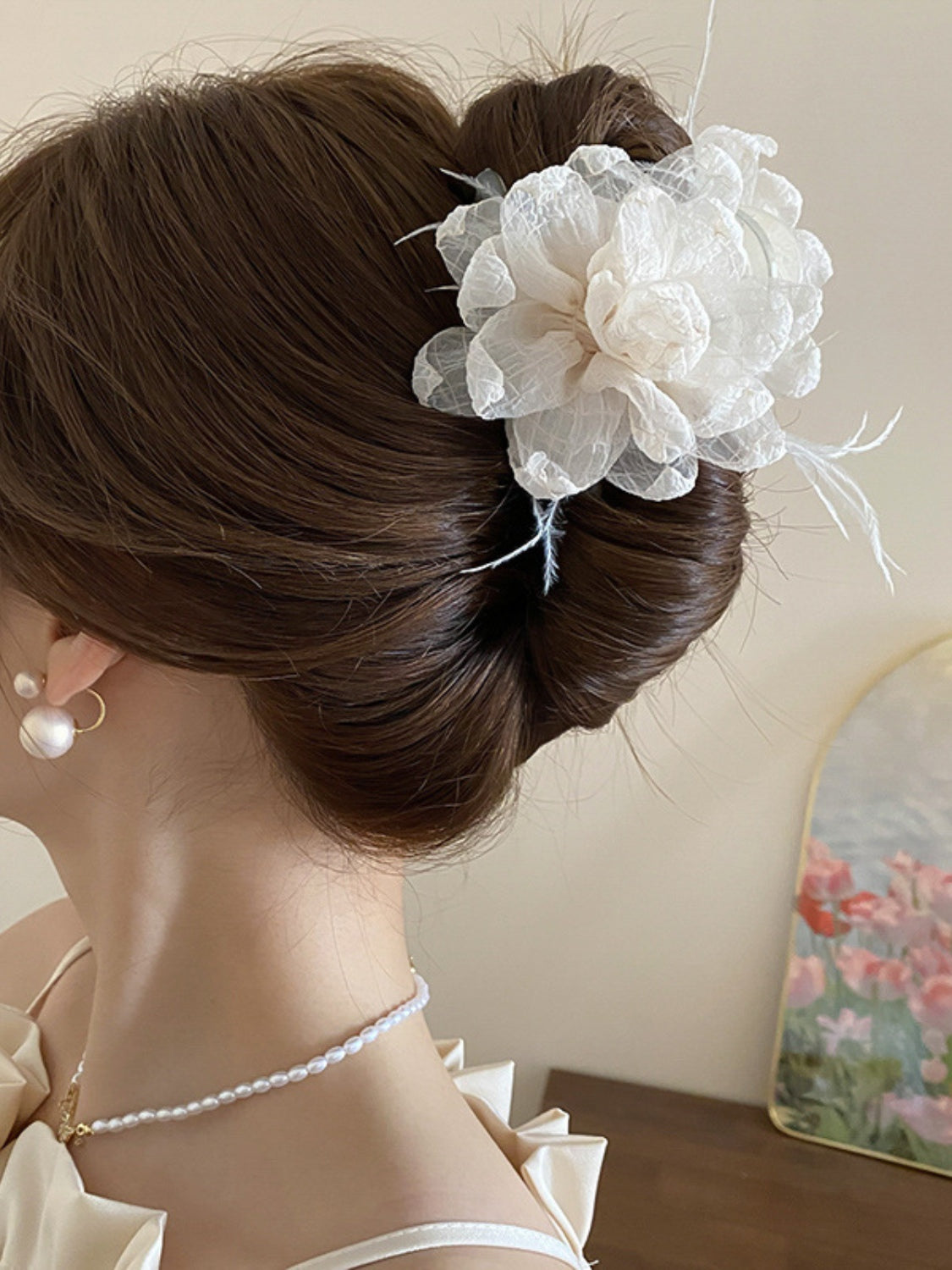 Pinza para el pelo con forma de flor y adorno de plumas