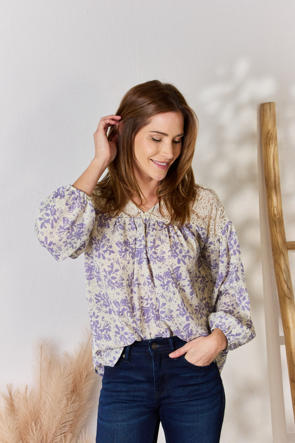 Blusa estampada con detalles de encaje de tamaño completo de Hailey &amp; Co.