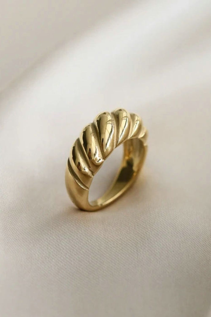 Fashion Sava | Gold Twisted Ring | Elegant Everyday Accessory
