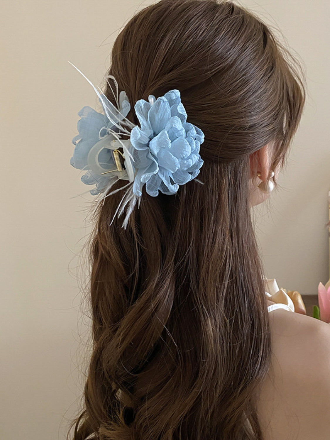 Pinza para el pelo con forma de flor y adorno de plumas