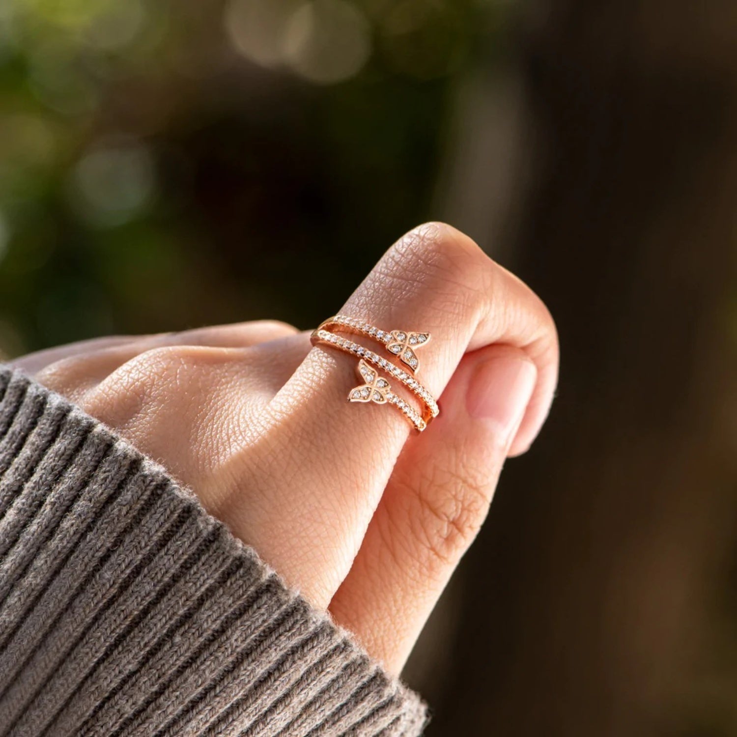 Anillo de mariposa con circonitas incrustadas en plata de ley 925