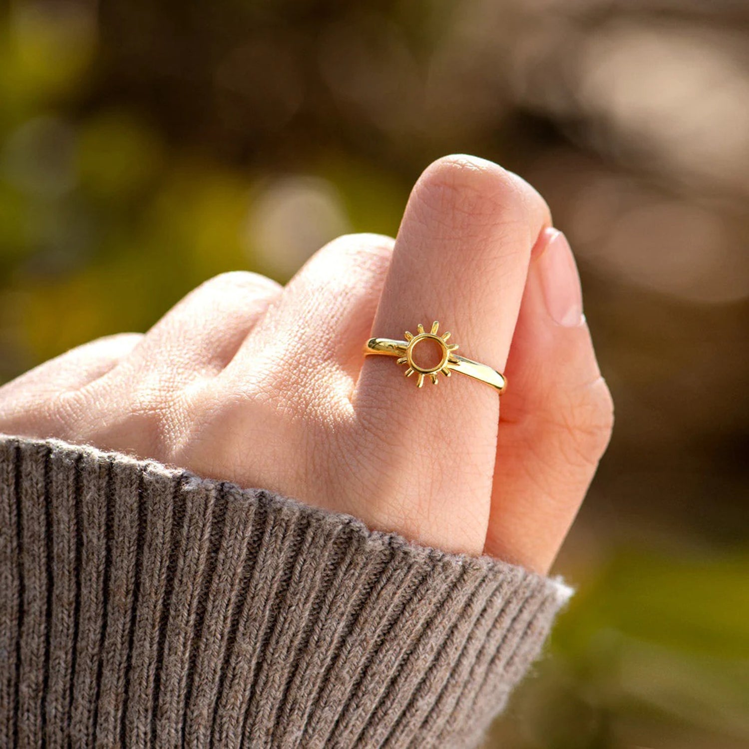 Anillo bañado en oro de 18 quilates con forma de sol