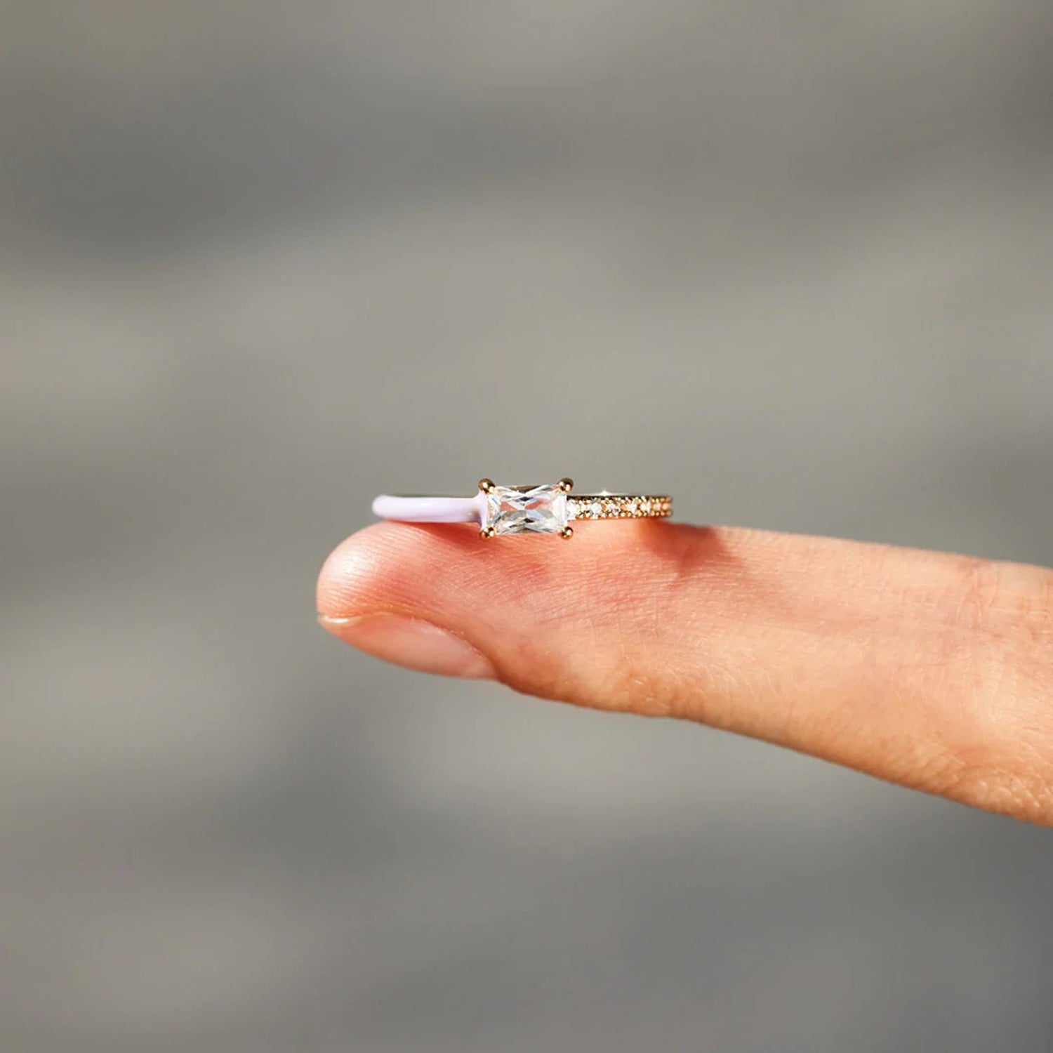 Anillo de esmalte con circonitas incrustadas en forma de corazón