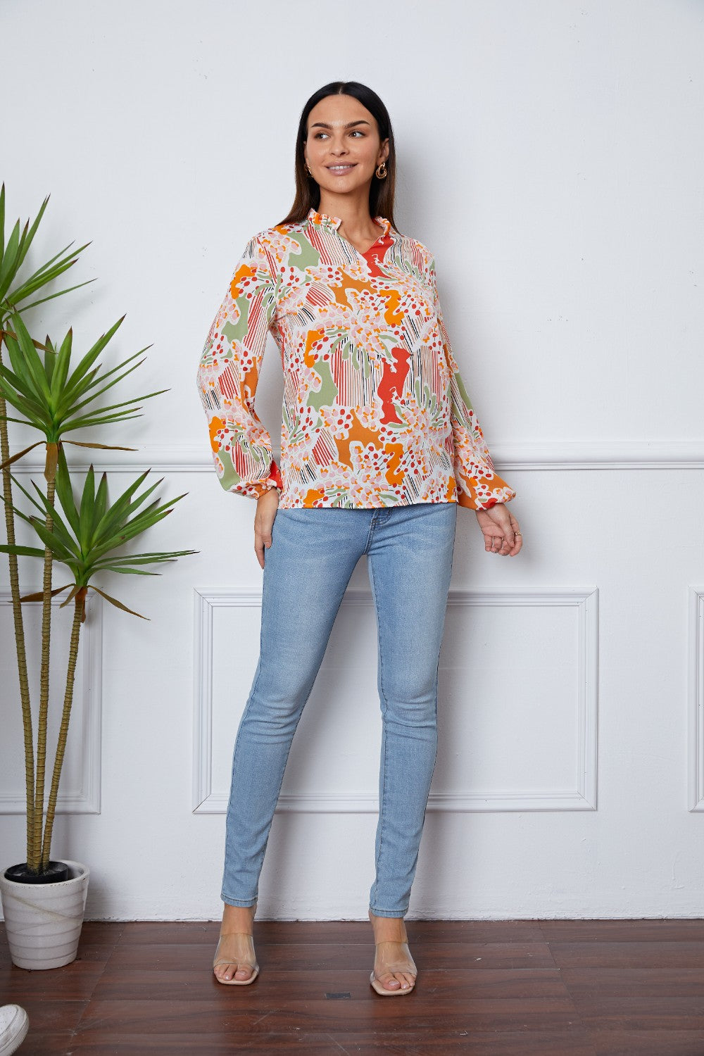 Blusa de manga larga con muescas y volantes florales