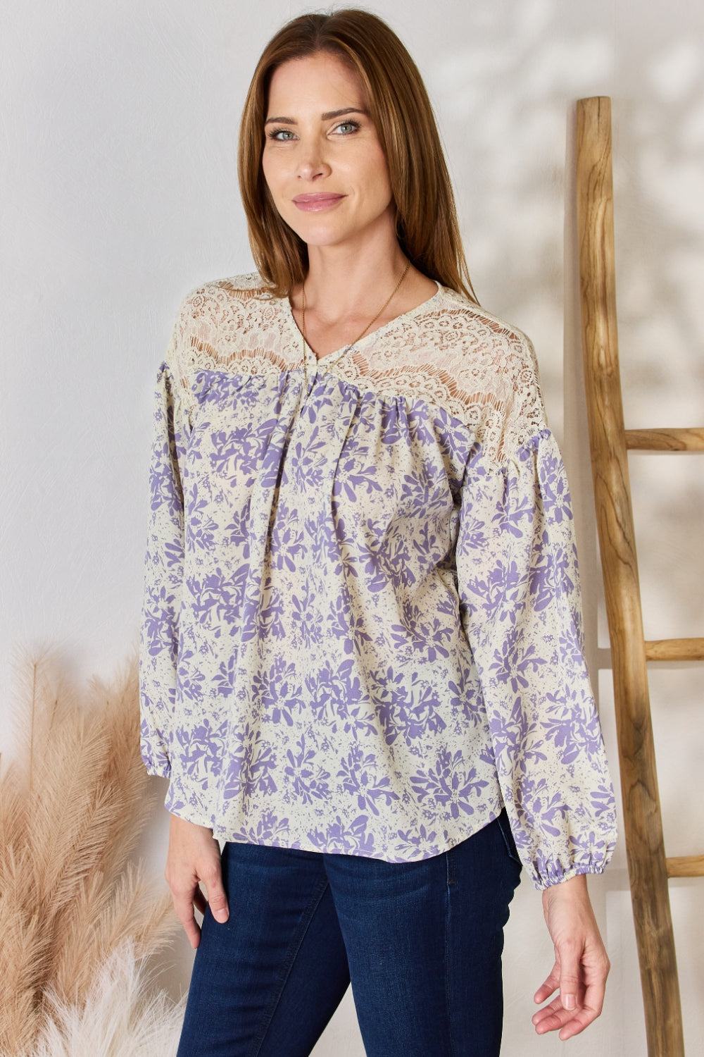 Blusa estampada con detalles de encaje de tamaño completo de Hailey &amp; Co.