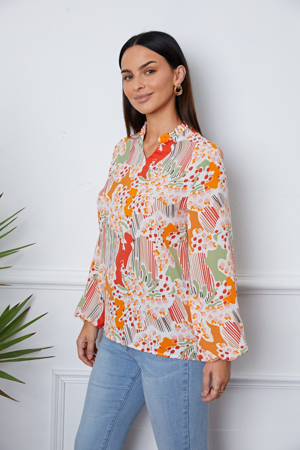 Blusa de manga larga con muescas y volantes florales