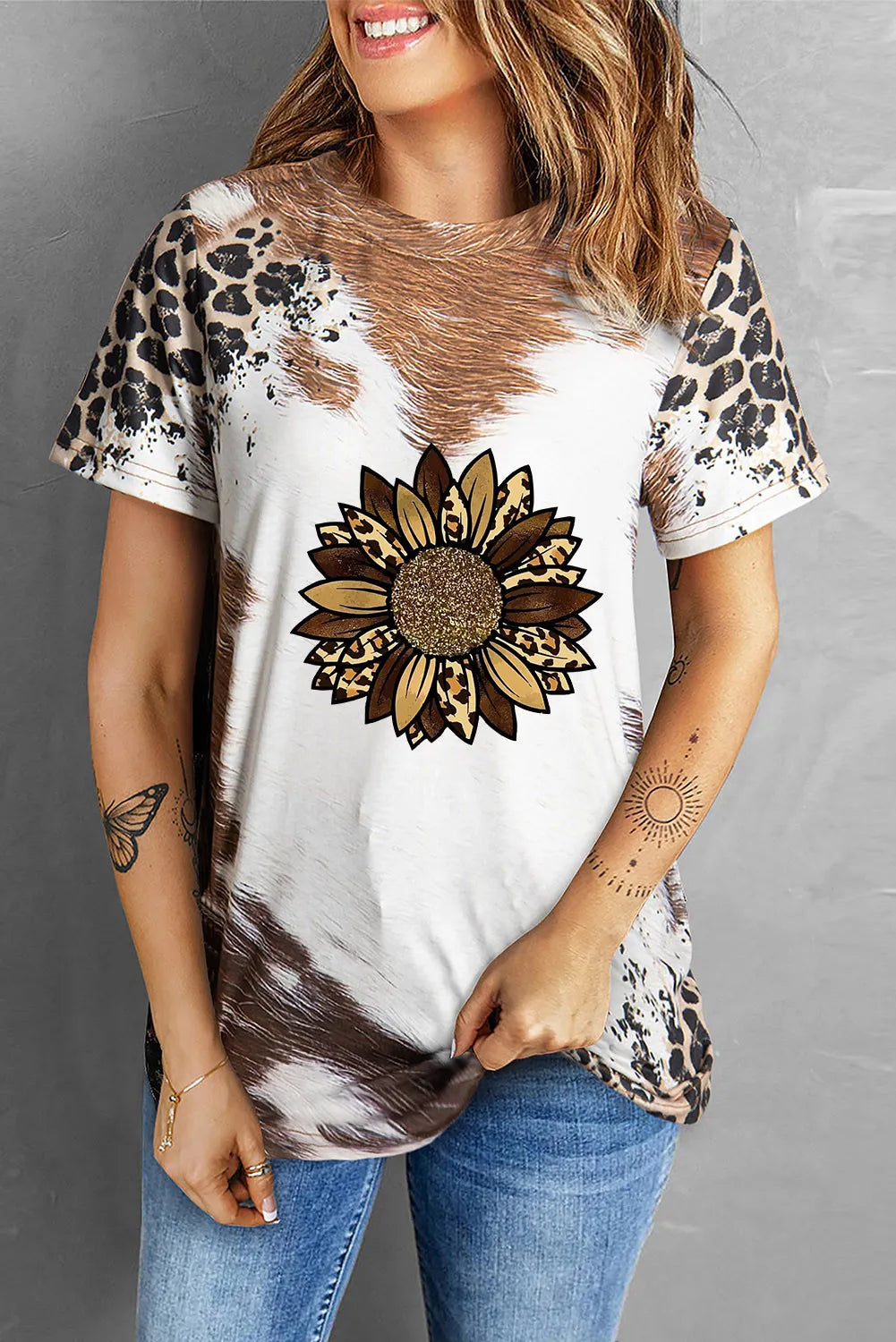 Camiseta de manga corta con cuello redondo y estampado de girasoles