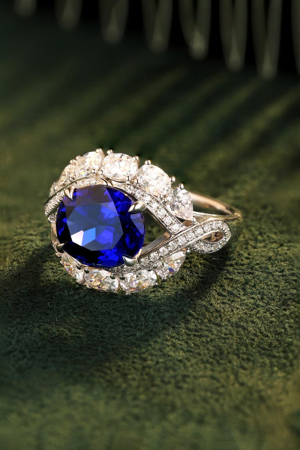 Anillo de platino con zafiro cultivado en laboratorio de 5 quilates