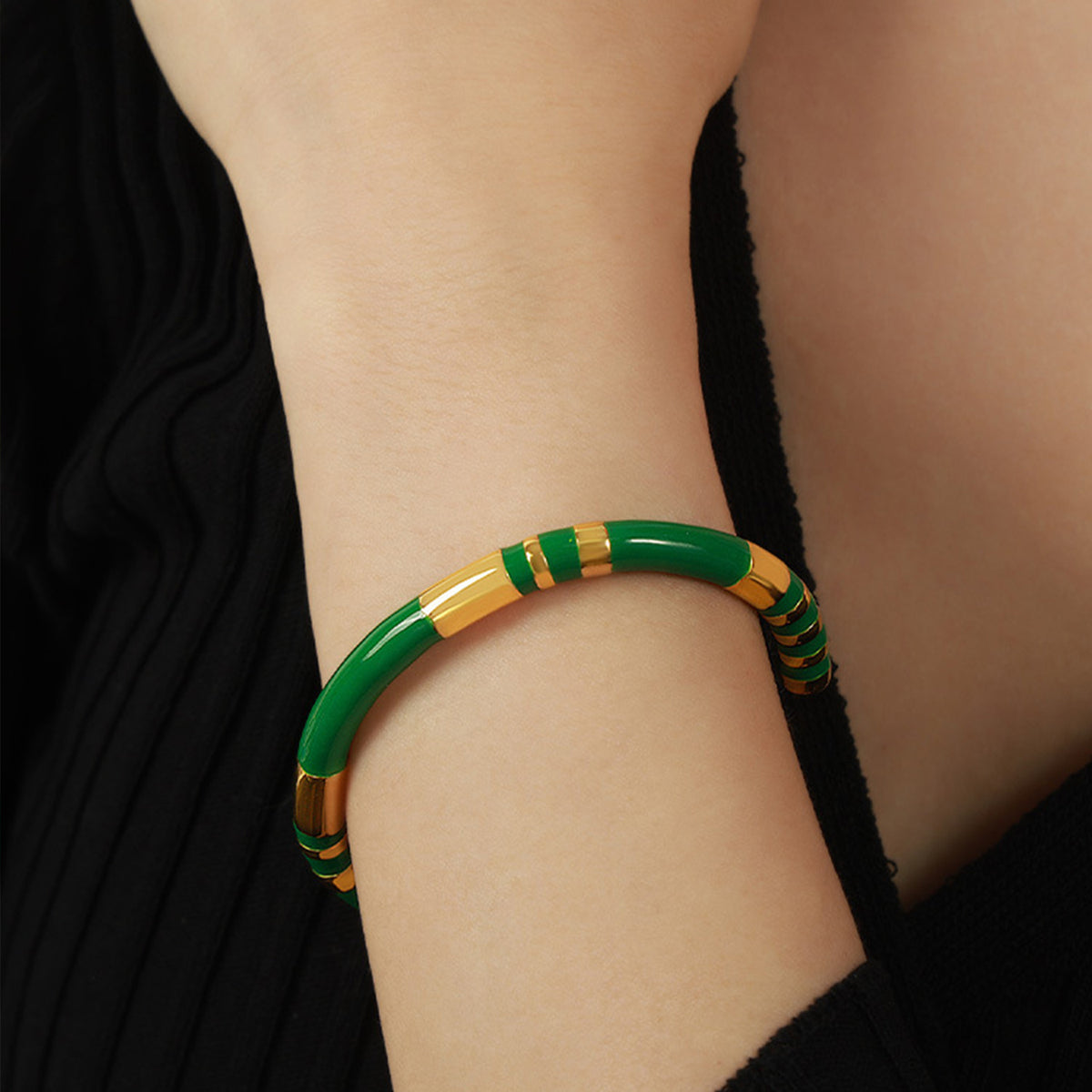 Brazalete de acero y titanio esmaltado