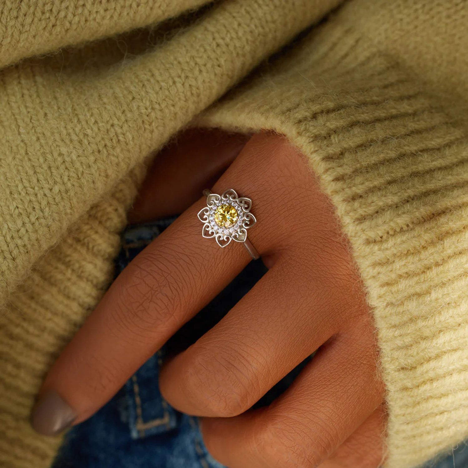 Anillo de plata de ley 925 bañado en platino con circonitas en forma de flor