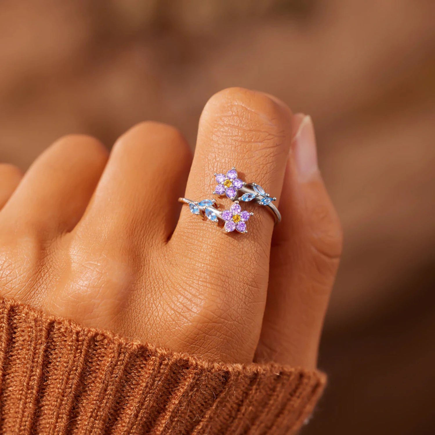 Anillo de plata de ley 925 con incrustaciones de circonitas en forma de flor